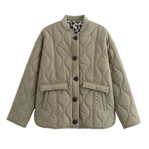 Detailansicht der salbeigrünen Steppjacke mit Leopardenmuster-Futter und Knopfverschluss