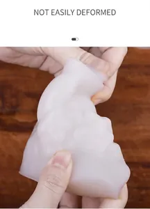 Dettaglio macro dello stampo flessibile in silicone rosa che non si deforma se teso