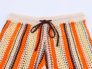 Détail du short en maille rayé avec cordon de serrage réglable à la taille