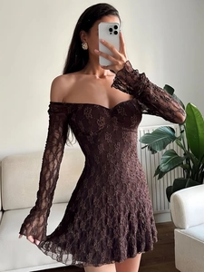 Mini-robe marron en dentelle à épaules dénudées avec manches longues évasées