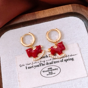 Macro di orecchini a cavallo a dondolo in smalto rosso con placcatura in oro 18 carati e zirconi