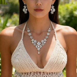 Vintage Elegant Floral Snowflake Pendant Necklace Alloy Rhinestone Long Sweater Chain Jewelry For Women Wedding Party