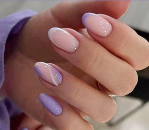 Dettaglio di unghie finte ovali lilla e nude con linee bianche e design French manicure