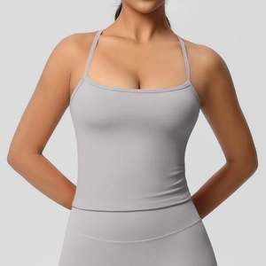 Dettaglio reggiseno sportivo grigio chiaro con dorso a vogatore e morbido tessuto spazzolato