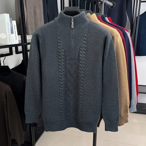 Detail der Strickstruktur und des Reißverschlusskragens bei Herrenpullovern in verschiedenen Farben