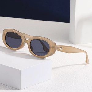 Occhiali da sole ovali rétro con montatura champagne e lenti grigio scuro UV400