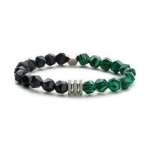 Détail des perles en pierres précieuses à facettes et séparateur hexagonal sur bracelet homme