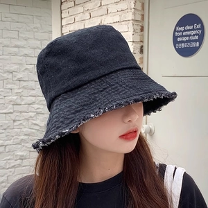 Chapeau bob en jean noir pour femme avec bords effilochés au design minimaliste chic