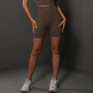 Détail du short de yoga sans couture à fines côtes marron foncé avec taille haute