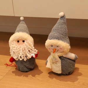 Poupées de Noël en peluche Père Noël et Bonhomme de neige sur décor en bois