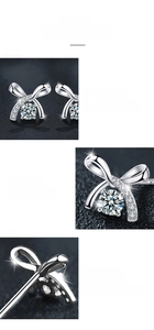 Dettaglio degli orecchini a fiocco in moissanite e argento S925 con classica montatura a griffe