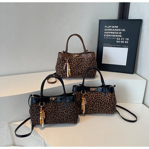 Dettaglio di borse tote leopardate con chiusure girevoli in metallo e nappe di perline