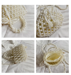 Détail d'un sac seau en perles avec pochette en soie à cordon et n?ud décoratif raffiné