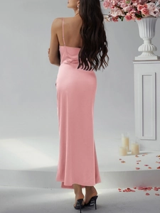 Vue arrière élégante de la robe longue en satin rose sur un mannequin en studio