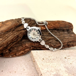 Montre quartz minimalist argent pour femme avec bracelet à maillons cœur et cadran nacre