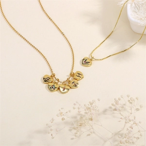 Collana a cuore dorata con lettere A H V in micro-pave di zirconi colorati e catena