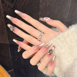 Faux ongles dégradés élégants avec fleurs en perles 3D et strass de forme cercueil longue