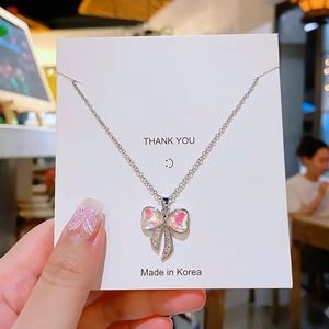 Collana con pendente a fiocco iridescente alla moda con cristalli scintillanti e catena d'argento