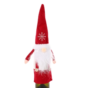 Weihnachts-Wichtel-Weinflaschenhülle in Rot mit Schneeflocken-Mütze und kleinem Holzknopf