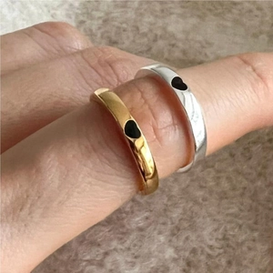 Minimalist S925 sterling silver rings with heart motifs in gold and silver finishes
