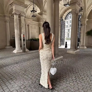 Détail de la texture florale 3D sur une robe de soirée ivoire sans manches à col en V chic