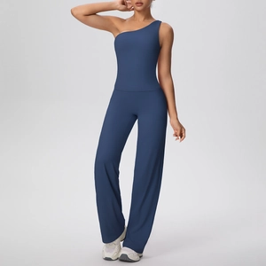 Détail d'un ensemble de yoga bleu marine avec haut asymétrique et pantalon à taille haute