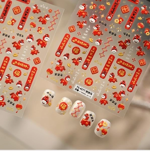 Détail macro de stickers d'ongles en relief avec chevaux de dessin animé et lanternes rouges