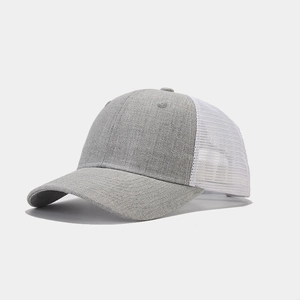 Détail de la casquette trucker grise en maille respirante avec visière courbée classique
