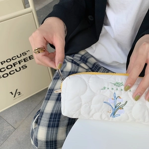 Detailaufnahme des gesteppten Federmäppchens mit aufwendiger Blumenbestickung