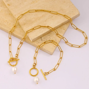 Set di gioielli placcati in oro con ciondoli di perle barocche e chiusura a barra