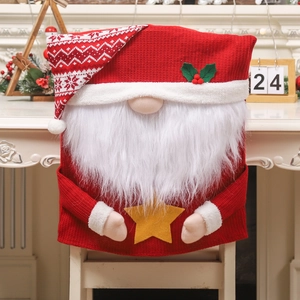Festliche Weihnachts-Stuhlhussen als Wichtel aus rotem Strick für die Feiertagsdekoration