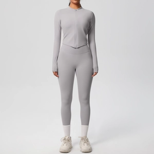 Ensemble de yoga gris avec veste zippée et leggings taille haute vue de face