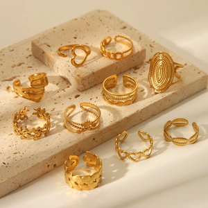 Set of 10 adjustable 18K gold plated heart and chain rings for women on stone base