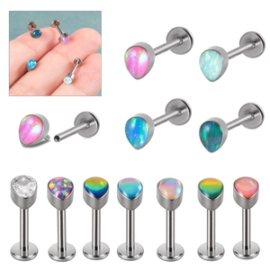 Vues détaillées de piercings de labret en opale goutte et de boucles d'oreilles en titane G23