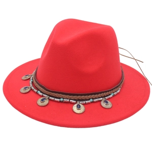 Vista dettagliata di un elegante cappello fedora rosso con fascia etnica e gemme blu