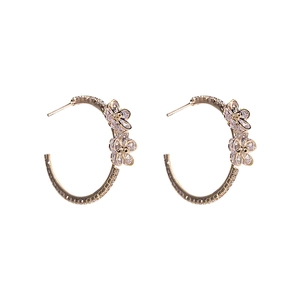 Vergoldete Blumenohrringe mit funkelnden Kristallen für einen eleganten Look bei Damen