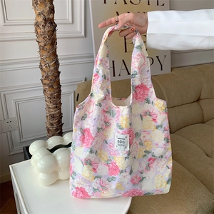 Dettaglio del motivo floreale e della trama in maglia della borsa shopper grande