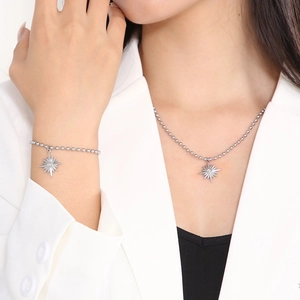 Parure collier et bracelet argentés à boules avec pendentifs étoile sur mannequin
