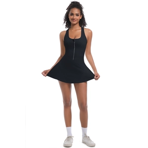 Détail d'une robe de tennis noire avec col en U, fermeture éclair et jupe plissée sport