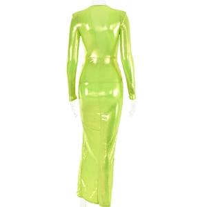 Détail d'une robe vert fluo à manches longues avec finition métallique réfléchissante de dos