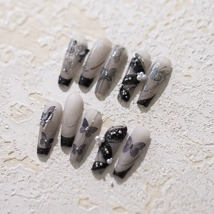 Faux ongles ballerine style japonais avec motifs papillons noirs et perles