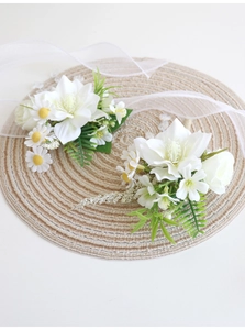 Détails de corsages de lys et marguerites blancs avec ruban en organza sur tapis tissé