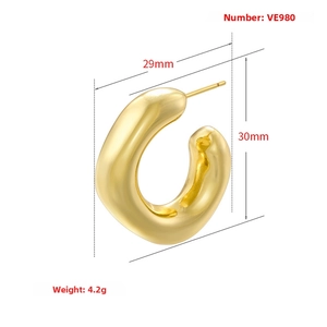 Detailed size chart showing dimensions for gold C-shaped chunky hoop earrings