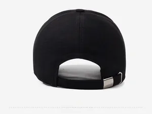 Detailansicht der Rückseite einer schwarzen Baseballkappe mit verstellbarer Metallschnalle