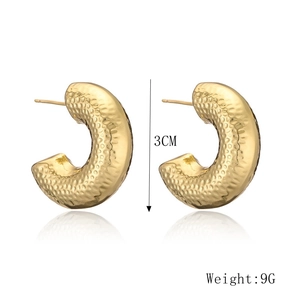 Detail of 18K gold-plated C-shaped earrings with hammered texture, 3cm size and 9g weight