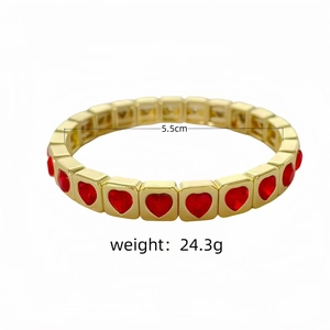 Vue détaillée du bracelet élastique plaqué or 18 carats avec pierres en forme de cœur