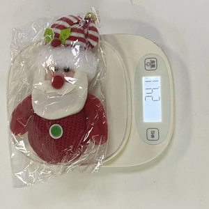 Gros plan du pendentif Père Noël en peluche pesant 24,1g pour décoration de Noël