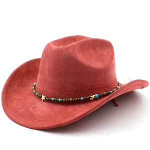 Detail eines roten Wildleder-Cowboyhuts mit Boho-Türkisperlen und Seestern-Anhängern
