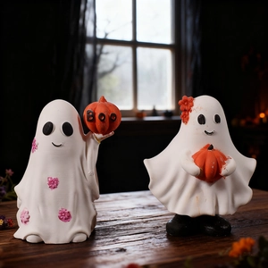 Statuine di fantasmi in resina con zucche e dettagli floreali per decorazioni Halloween
