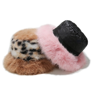 Dettagli del cappello a secchiello in finta pelliccia leopardata e trapuntata